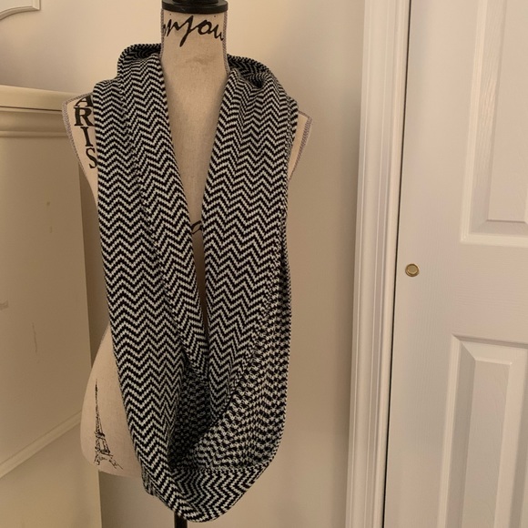 Zig-zag Infinity Scarf - Picture 2 of 2